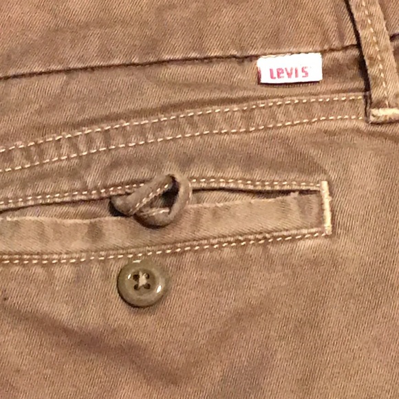 Levi’s brand Women’s Sz 8 Distressed Shorts - Picture 6 of 12